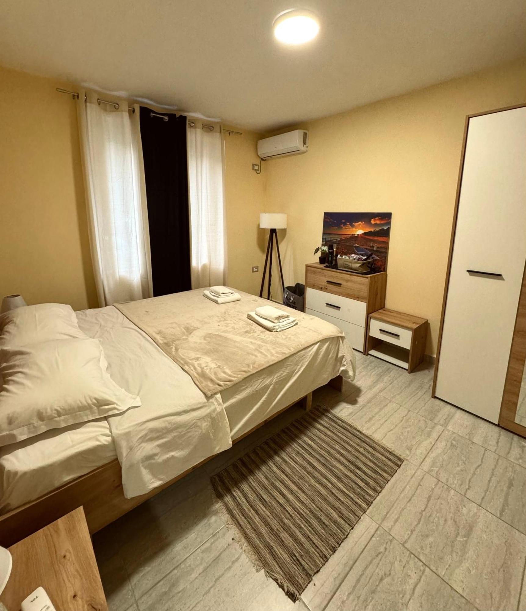 Urban Apartment In Blloku Тирана Екстер'єр фото